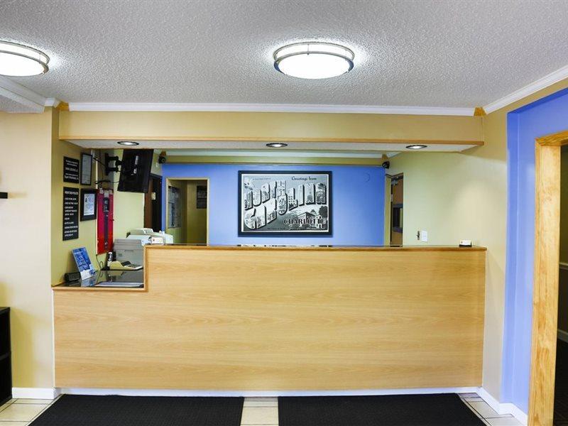 Super 8 By Wyndham Charlotte University Bagian luar foto