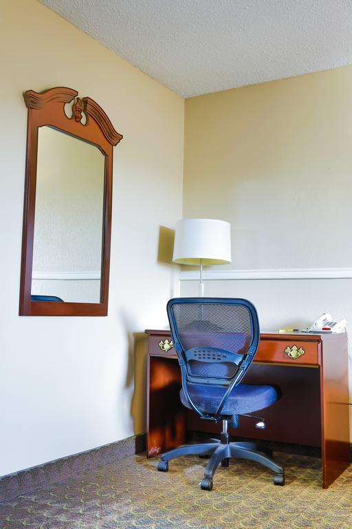 Super 8 By Wyndham Charlotte University Bagian luar foto