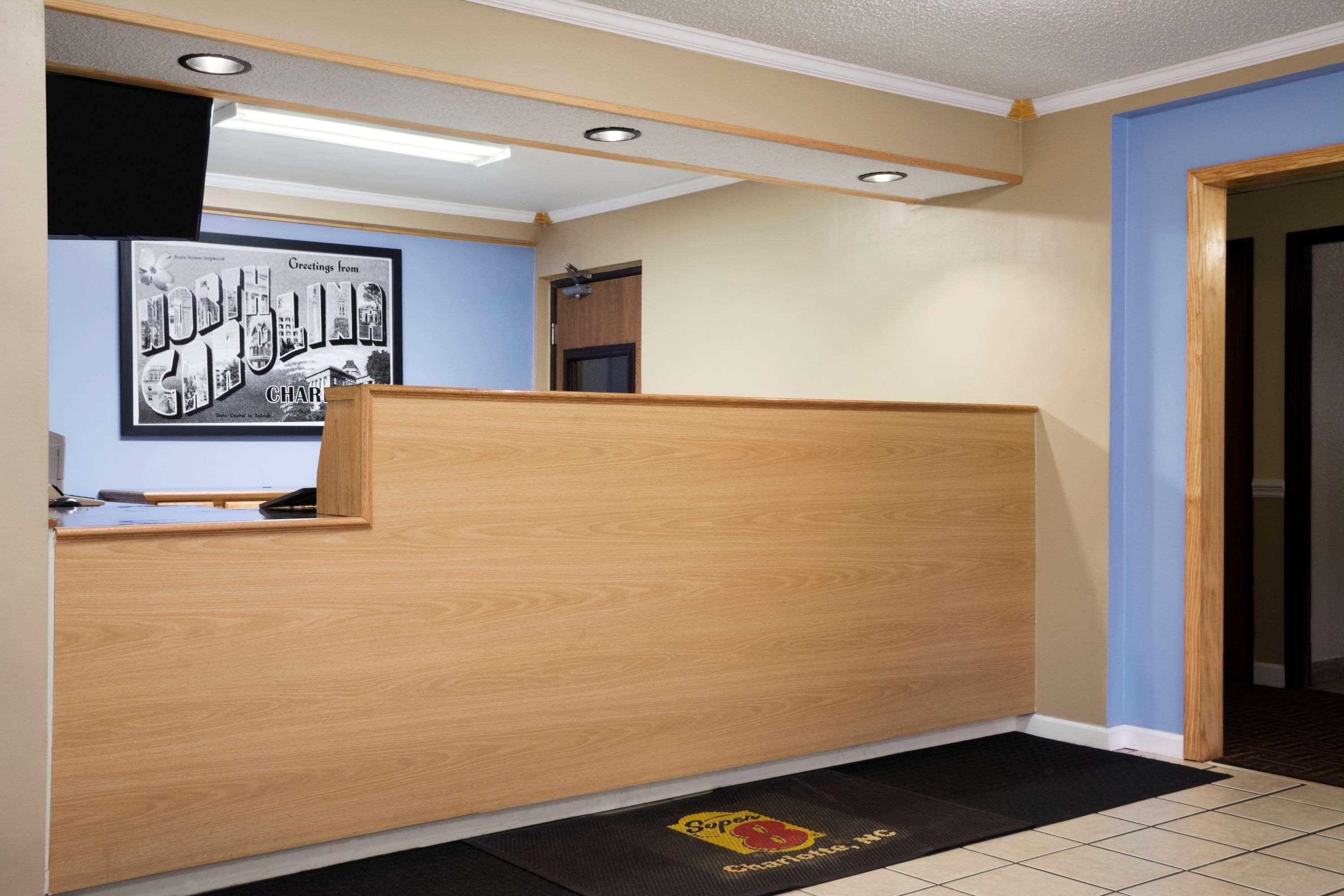 Super 8 By Wyndham Charlotte University Bagian luar foto