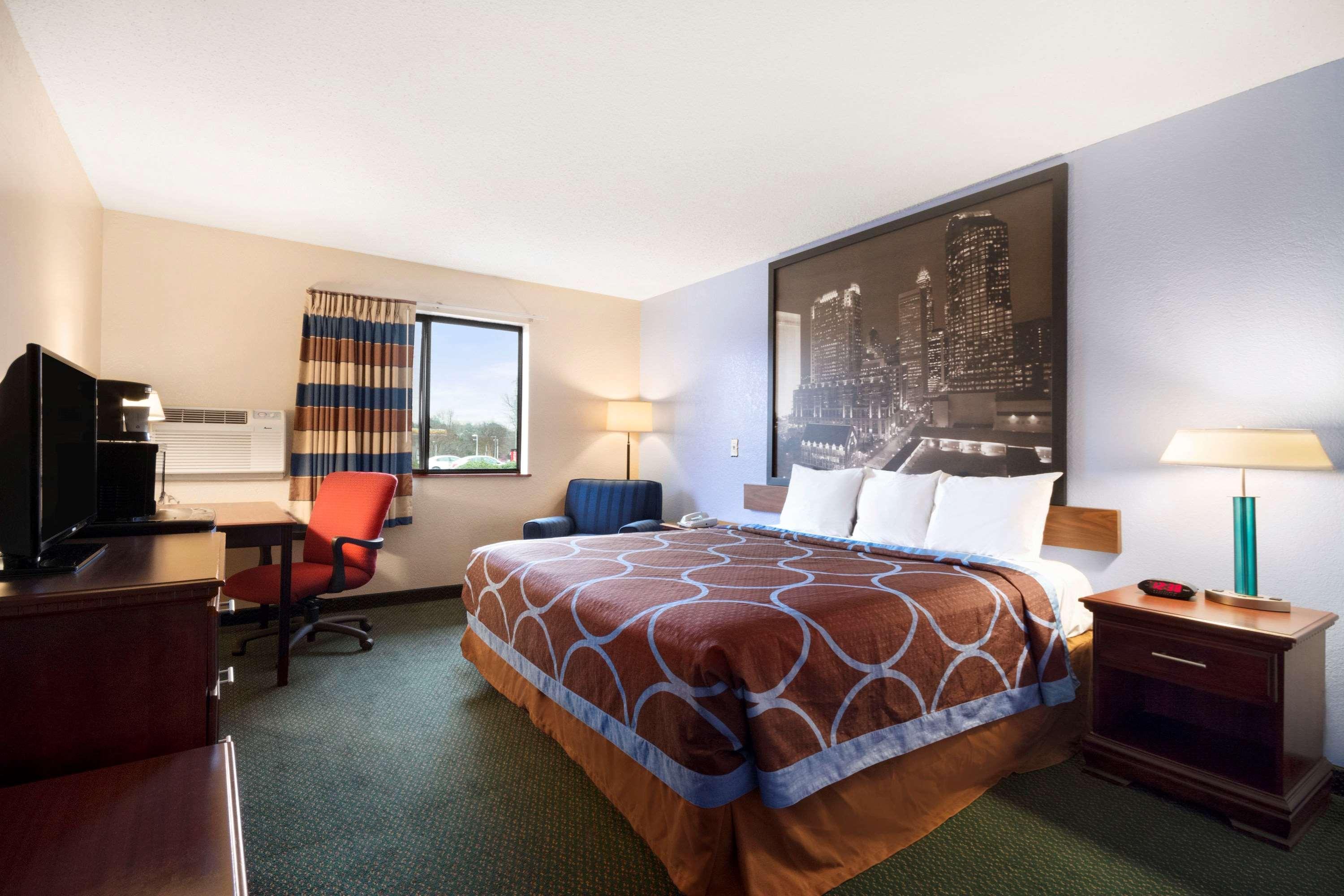 Super 8 By Wyndham Charlotte University Bagian luar foto