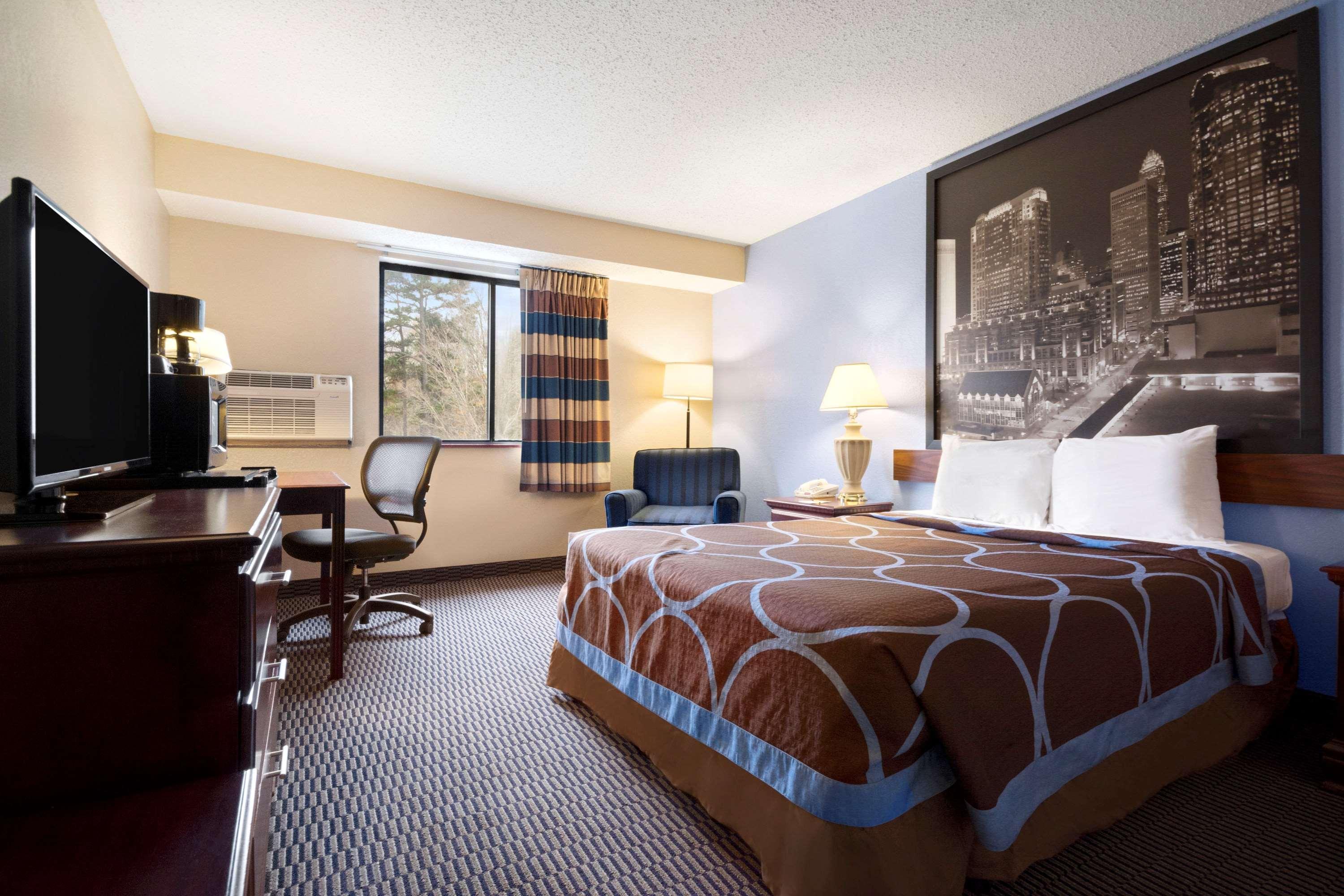 Super 8 By Wyndham Charlotte University Bagian luar foto