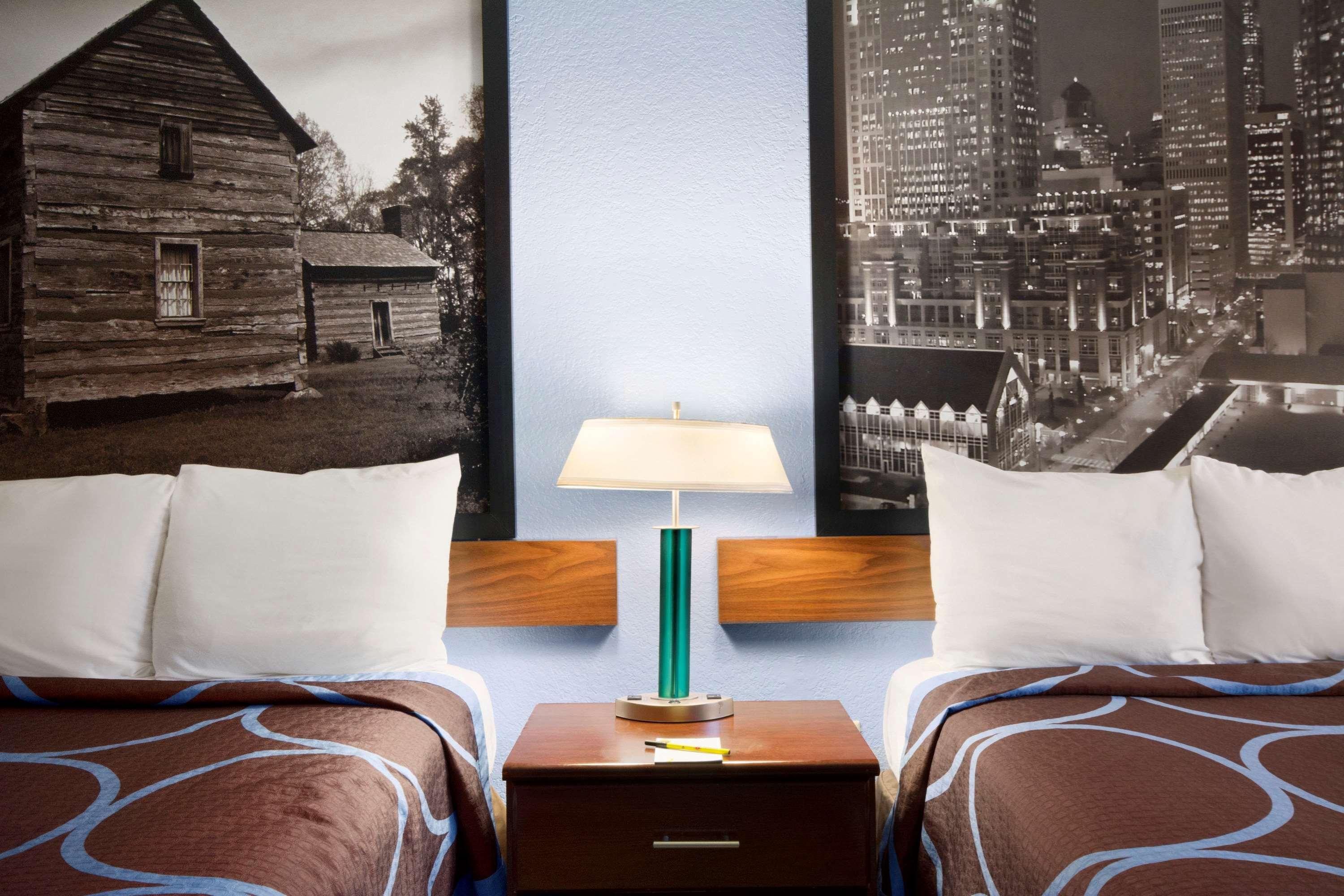 Super 8 By Wyndham Charlotte University Bagian luar foto
