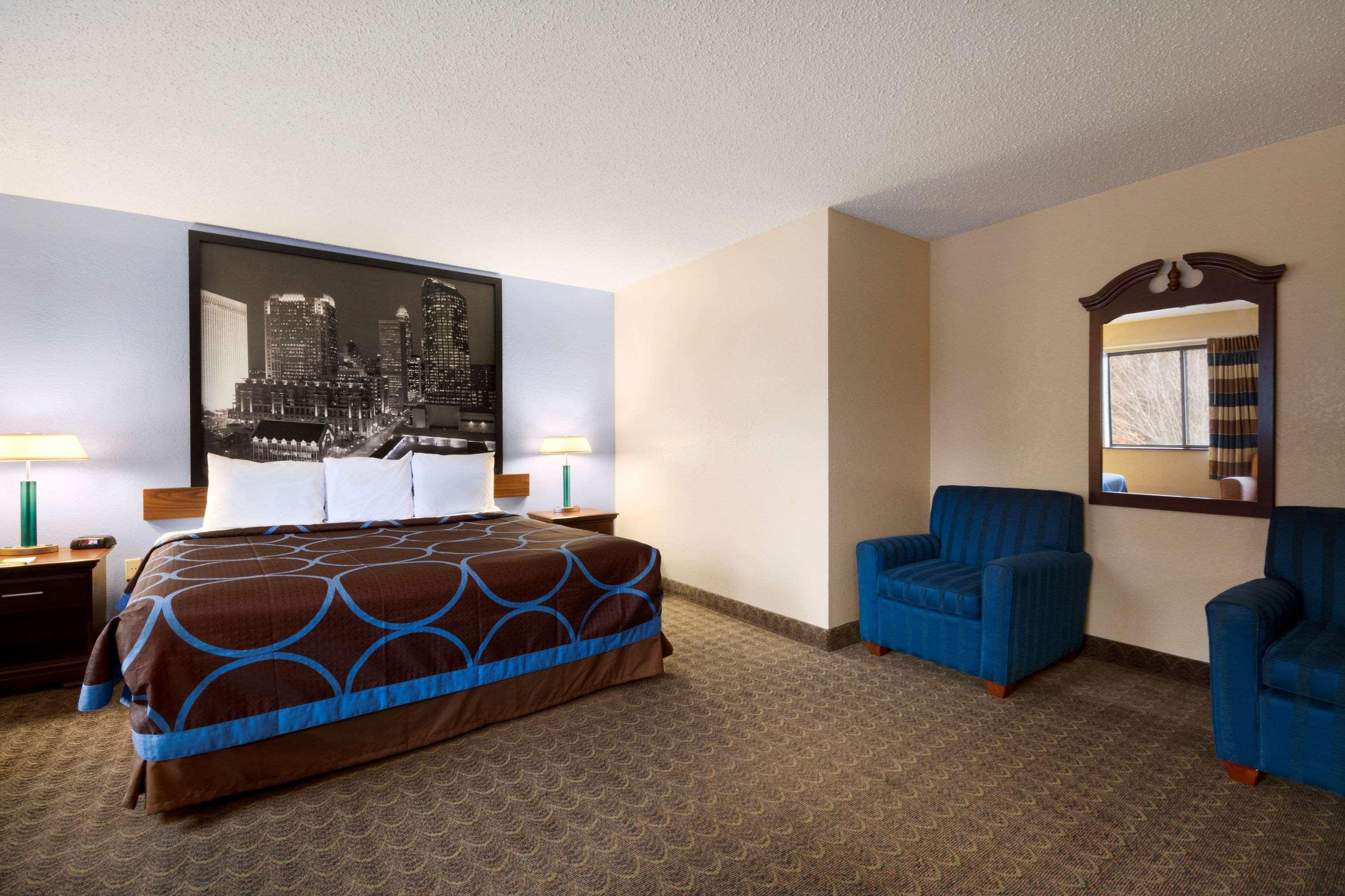 Super 8 By Wyndham Charlotte University Bagian luar foto