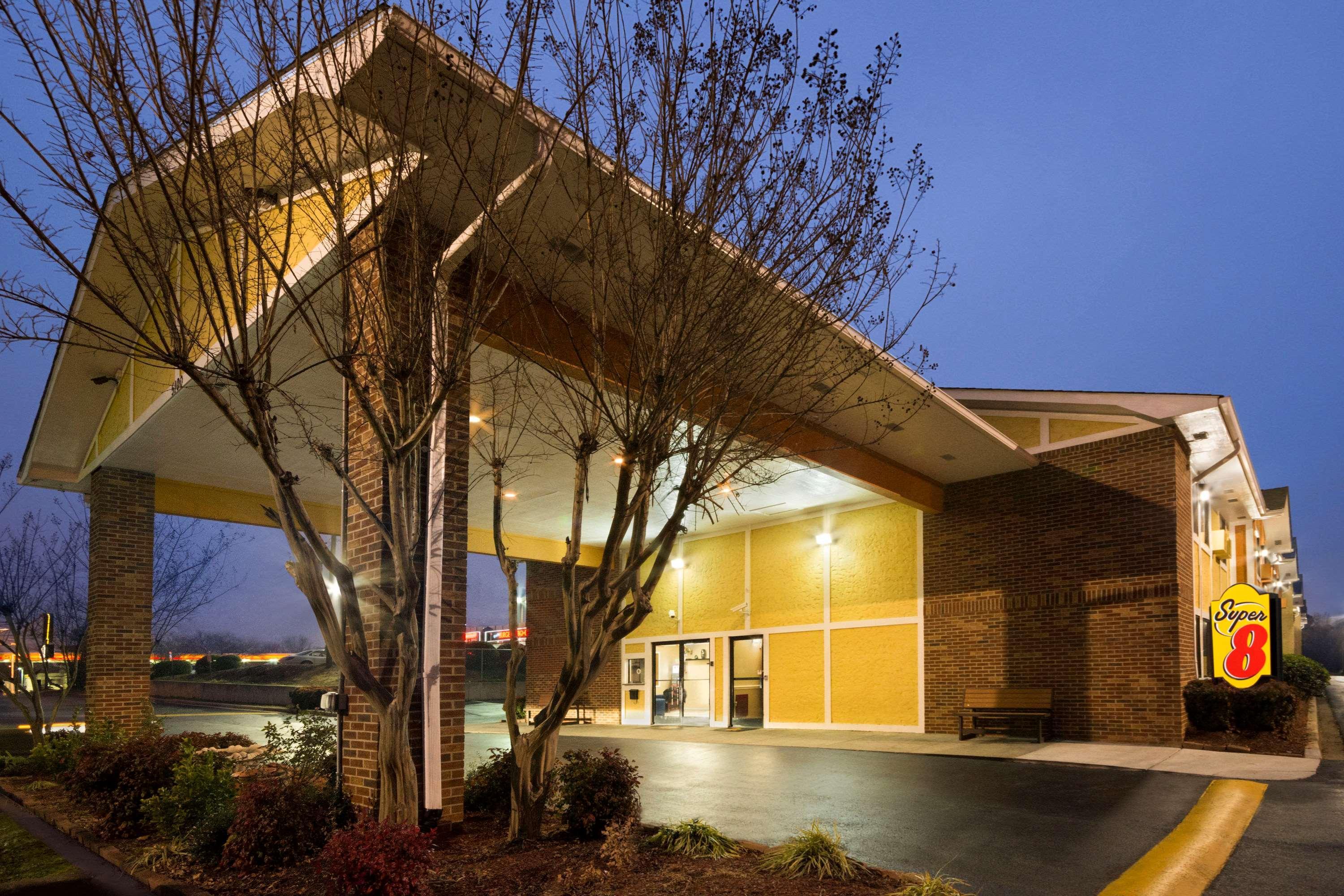 Super 8 By Wyndham Charlotte University Bagian luar foto