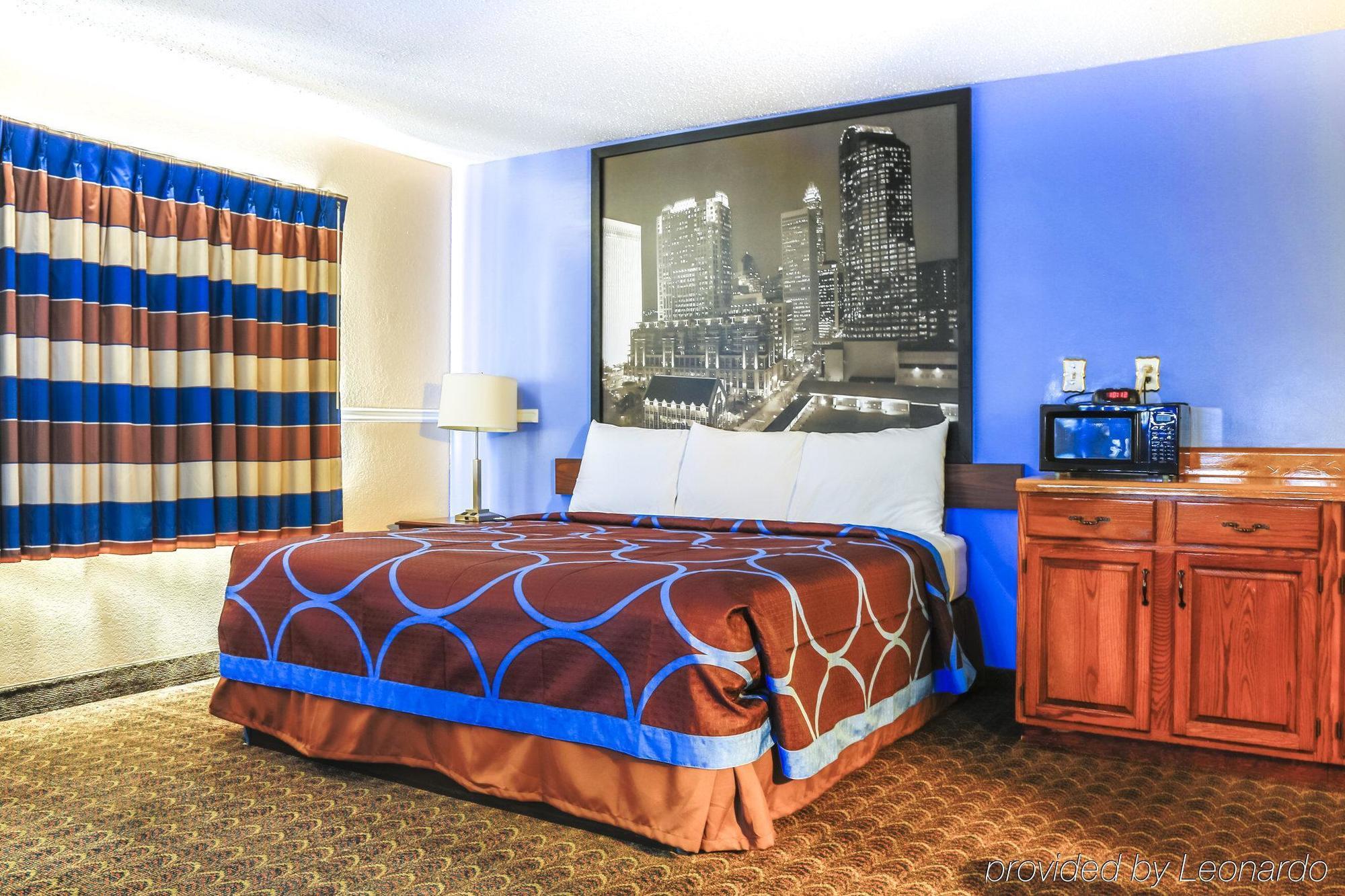 Super 8 By Wyndham Charlotte University Bagian luar foto