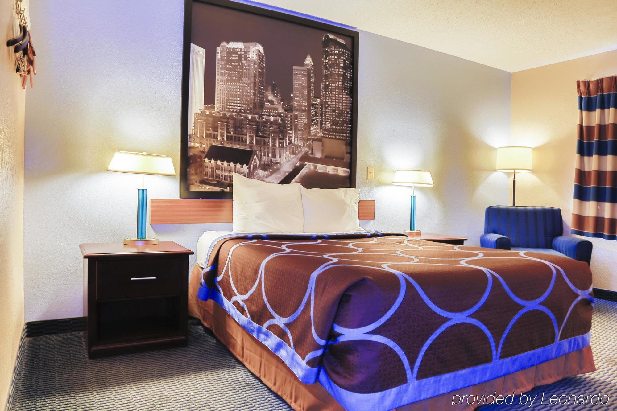 Super 8 By Wyndham Charlotte University Bagian luar foto