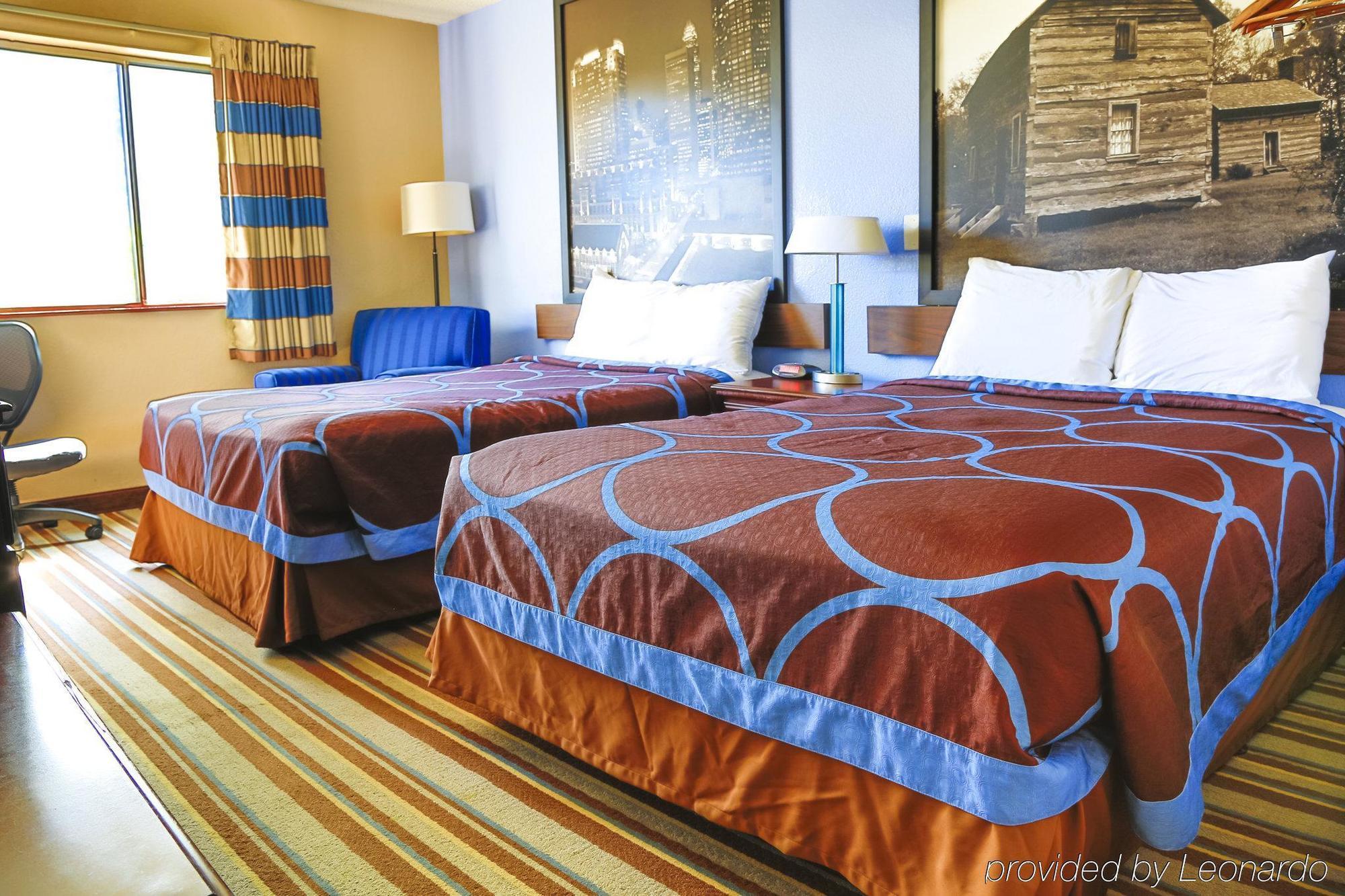 Super 8 By Wyndham Charlotte University Bagian luar foto