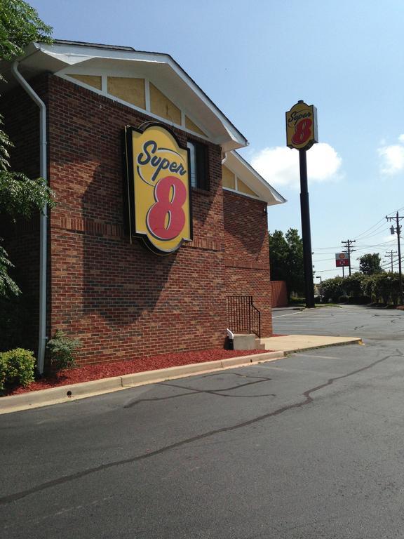 Super 8 By Wyndham Charlotte University Bagian luar foto