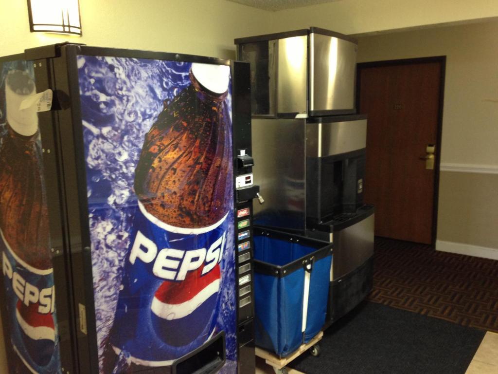 Super 8 By Wyndham Charlotte University Bagian luar foto
