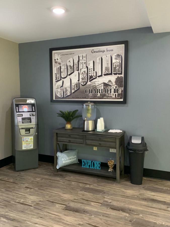 Super 8 By Wyndham Charlotte University Bagian luar foto