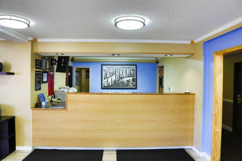 Super 8 By Wyndham Charlotte University Bagian luar foto