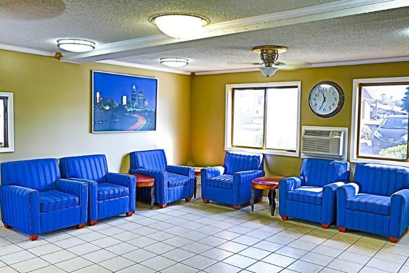 Super 8 By Wyndham Charlotte University Bagian luar foto